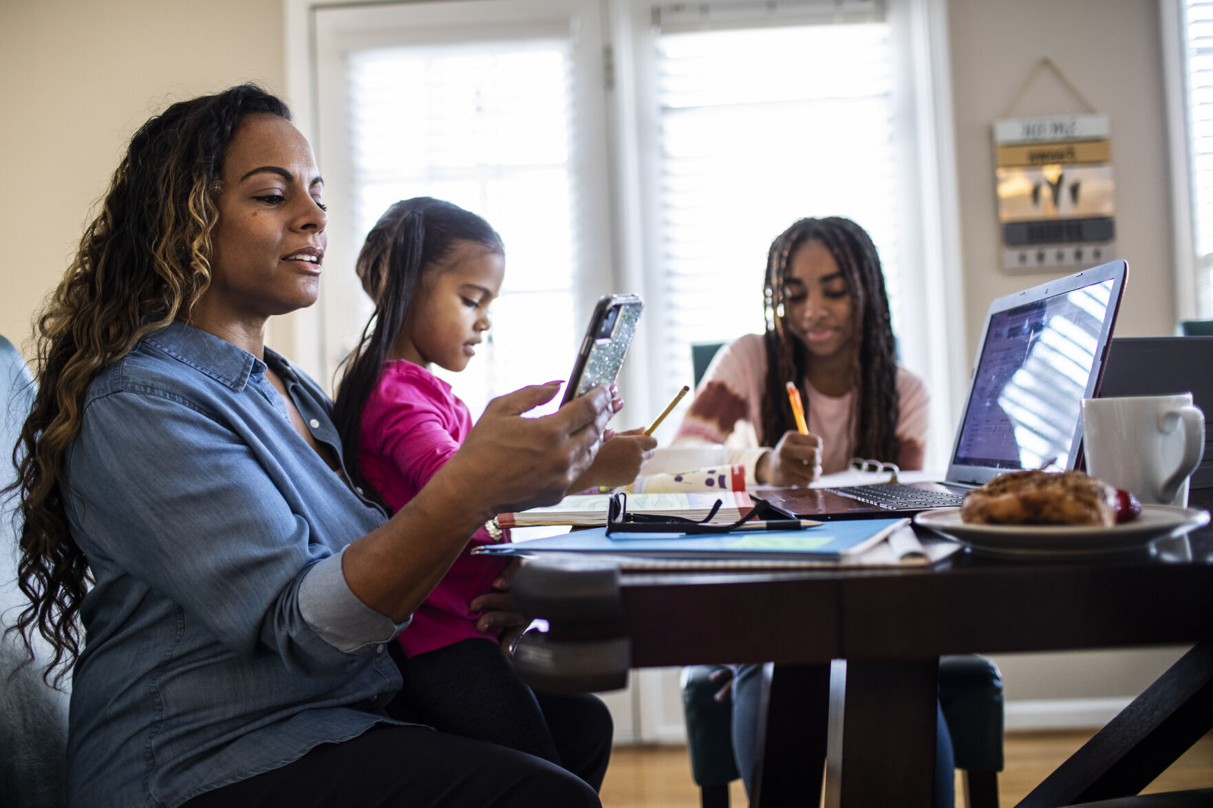 The number of mothers not actively working increased over 15% in one year
